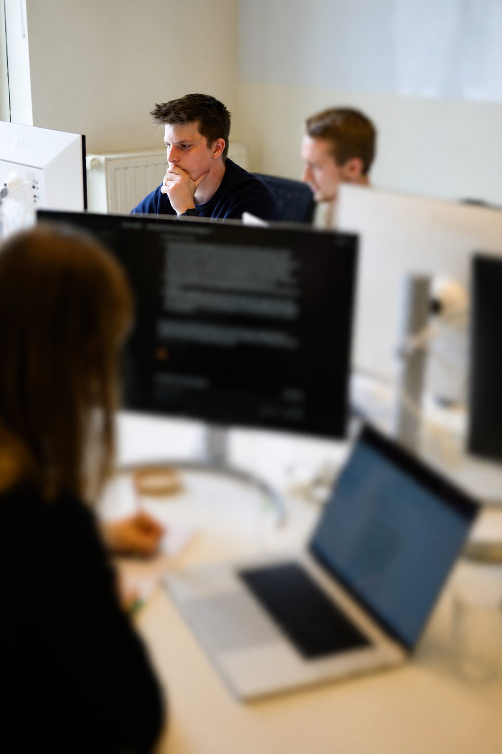 Mathieu Brusselairs aan het werk met collega's op kantoor