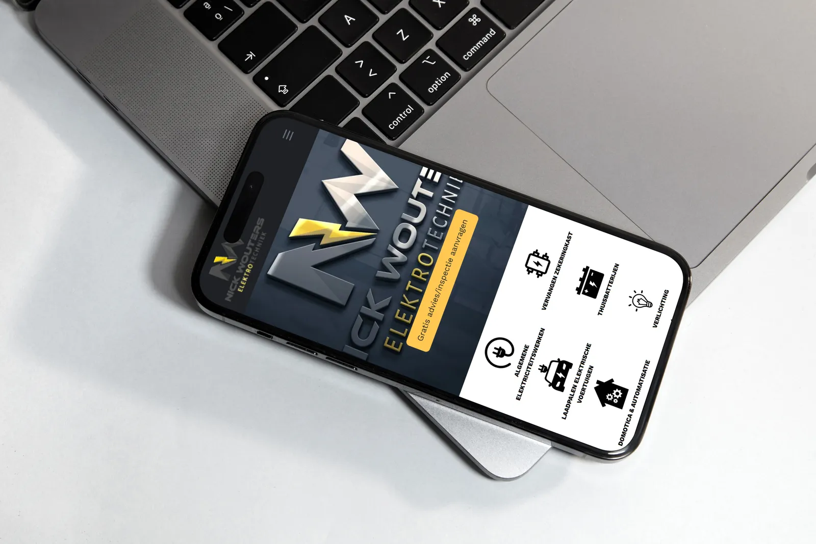 Website voor Nick Wouters Elektrotechniek, getoond op smartphone