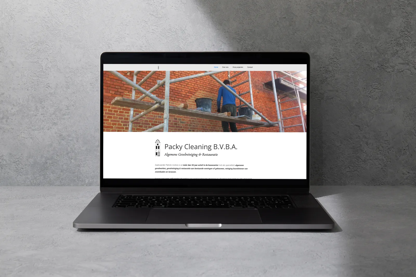 Website voor Packy Cleaning, getoond op laptop